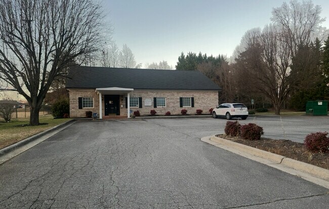 Plus de détails pour 1011 Masten Dr, Kernersville, NC - Bureau à vendre
