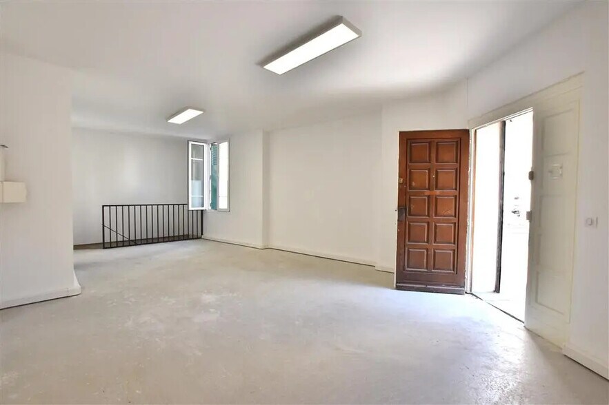 Commerce de détail dans Saint-Ouen-sur-Seine à louer - Photo du bâtiment - Image 2 de 9