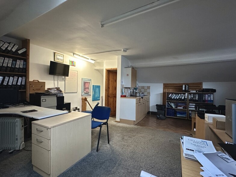 68 Dunstable Rd, Luton for sale - Interior Photo - Image 3 of 6