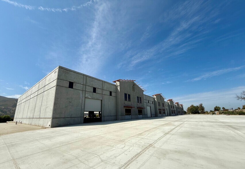 600 Todd Ln, Santa Paula, CA à louer - Photo du bâtiment - Image 2 de 13