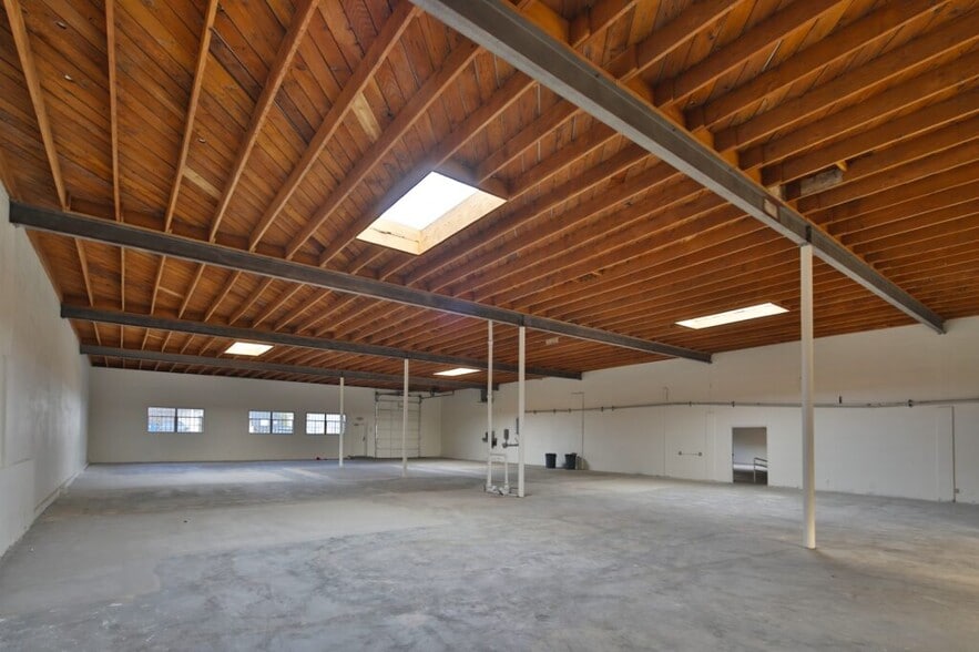 2222 S Barrington Ave, Los Angeles, CA for lease - Interior Photo - Image 2 of 4