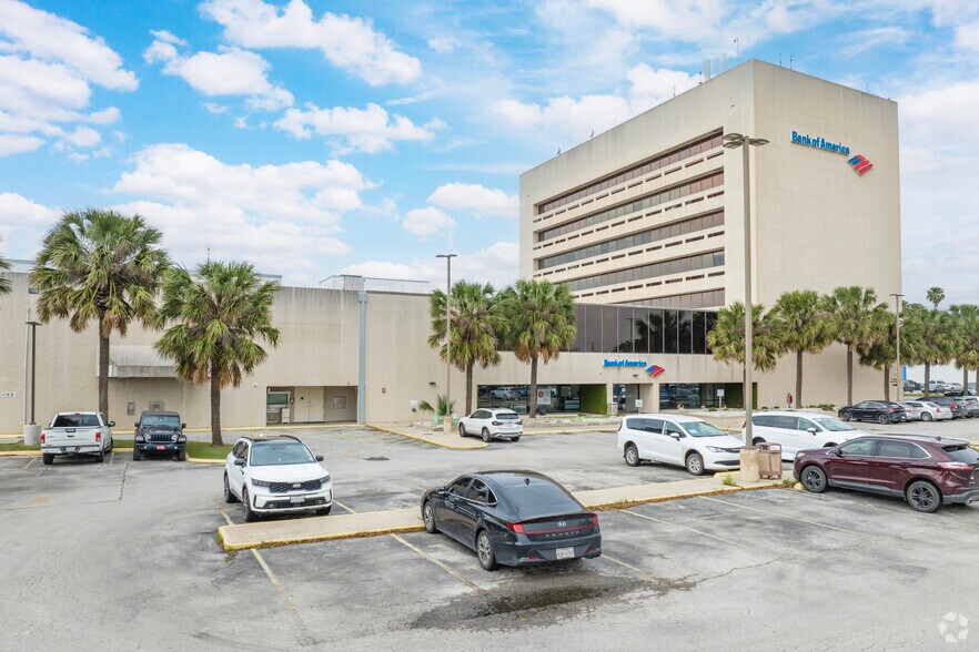 222 E Van Buren Ave, Harlingen, TX à louer - Photo principale - Image 1 de 72