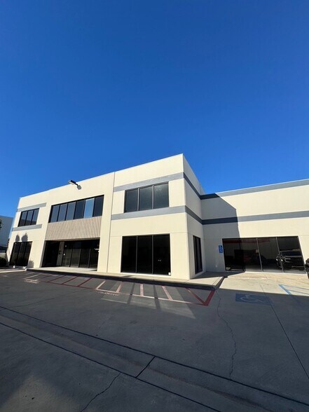 14141 Covello St, Van Nuys, CA à louer - Photo principale - Image 1 de 4