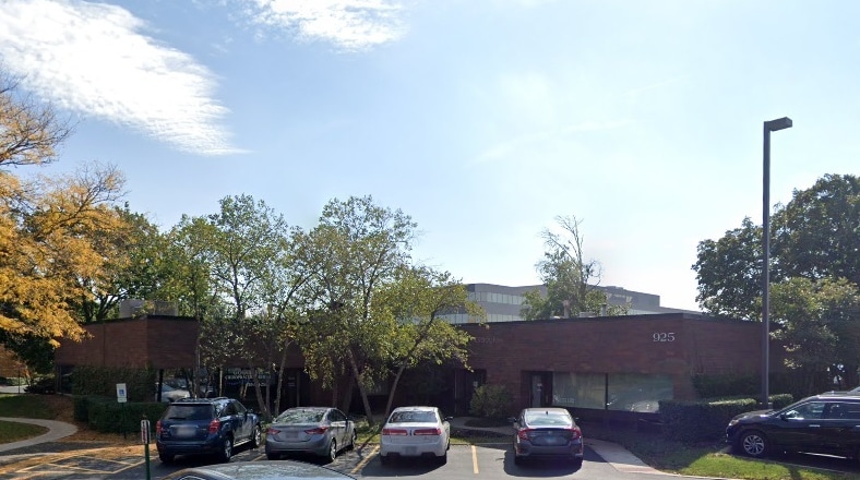 925 N Plum Grove Rd, Schaumburg, IL à louer - Photo du bâtiment - Image 3 de 6