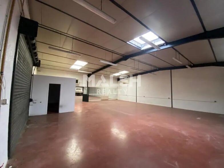 Office in Genay for lease - Interior Photo - Image 2 of 9