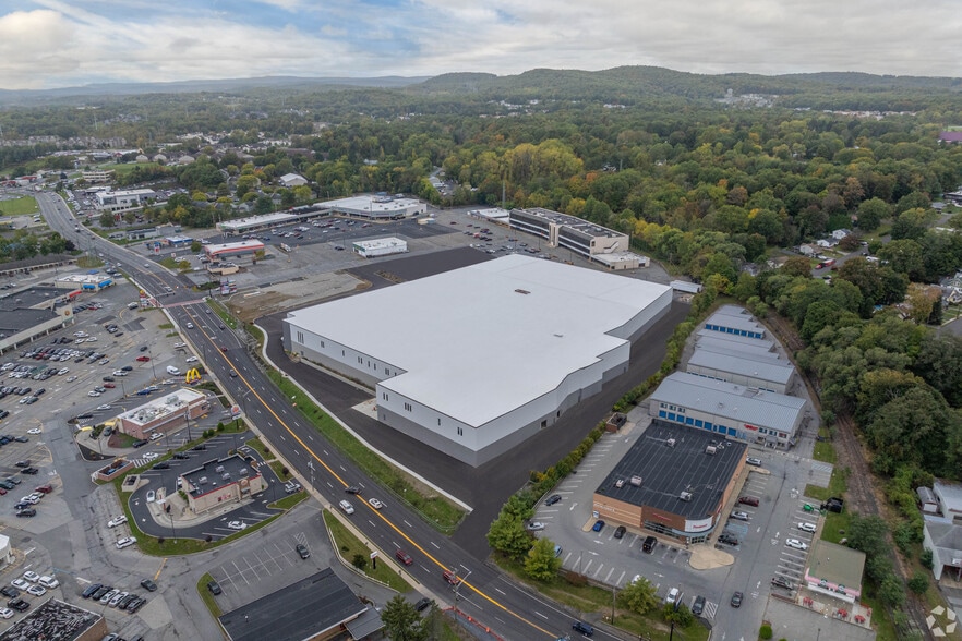 102 Dolson Ave, Middletown, NY à louer - Photo du bâtiment - Image 2 de 15