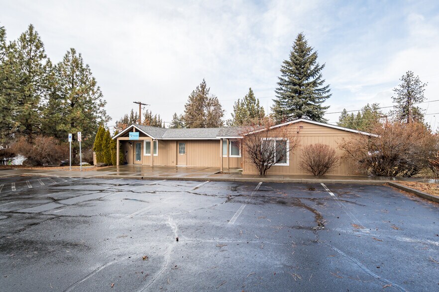 909-925 SE 2nd St, Bnd, Bend, OR à louer - Photo du bâtiment - Image 3 de 7