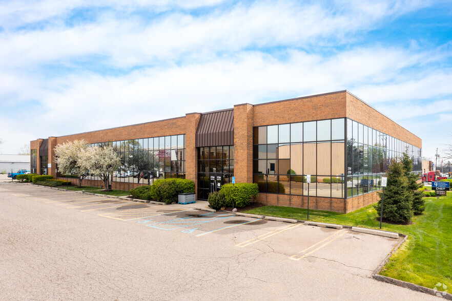 37564-37584 Amrhein Rd, Livonia, MI for lease - Building Photo - Image 2 of 6