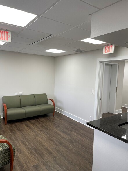 1215 Manatee Ave W, Bradenton, FL for lease - Interior Photo - Image 2 of 18