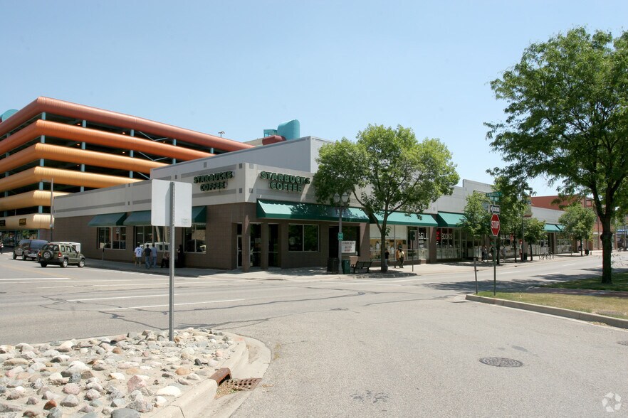 401-427 E Grand River Ave, East Lansing, MI à louer - Photo du bâtiment - Image 2 de 5