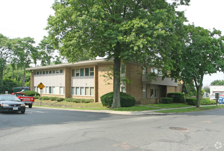 1 Golden Hill St, Milford, CT à vendre - Photo du bâtiment - Image 1 de 1