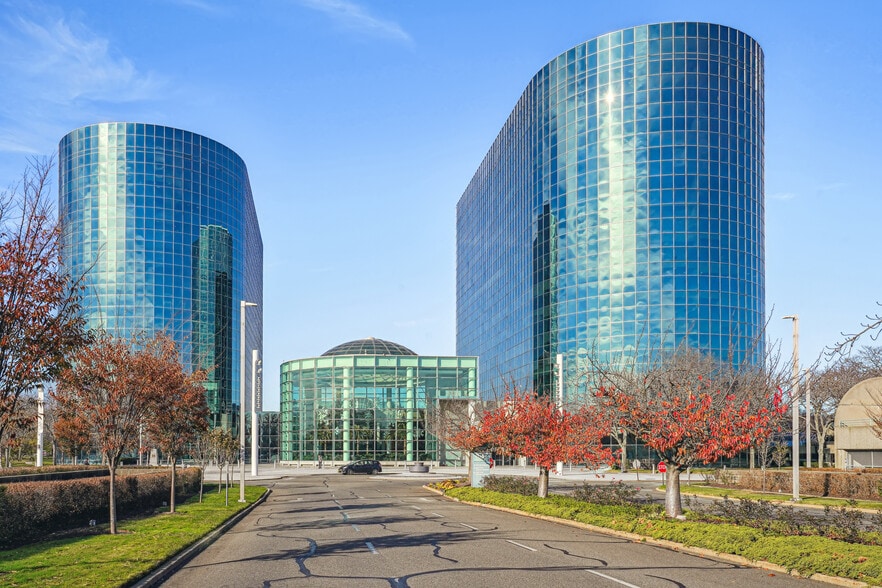 RXR Plz, Uniondale, NY à louer - Photo du bâtiment - Image 1 de 19