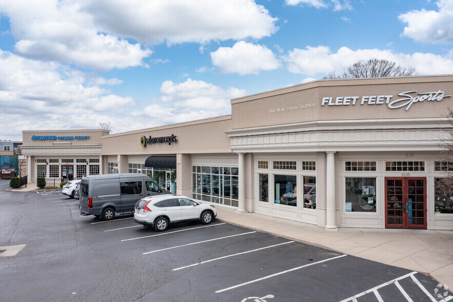 3235 Madison Rd, Cincinnati, OH à louer - Photo du bâtiment - Image 2 de 3