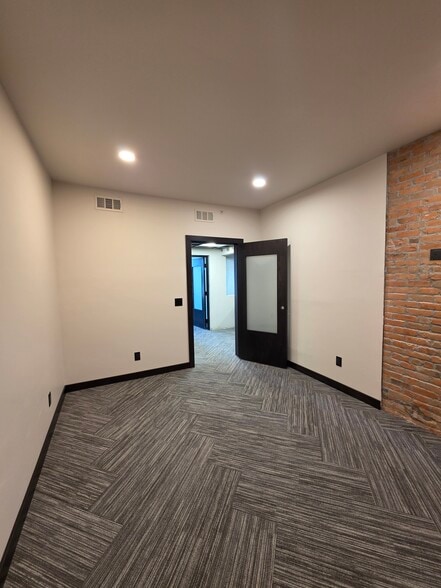 321 E Main St, Bozeman, MT à louer - Photo du bâtiment - Image 2 de 6