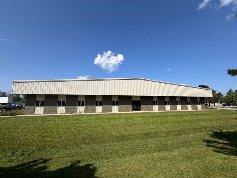 2291 Traversefield Dr, Traverse City, MI à louer - Photo du bâtiment - Image 1 de 35