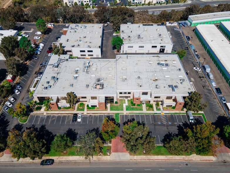 7964 Arjons Dr, San Diego, CA à louer - Photo du bâtiment - Image 2 de 6