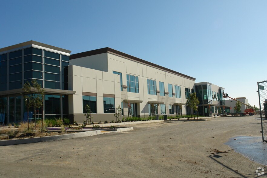 6128-6130 Innovation Way, Carlsbad, CA à louer - Photo du bâtiment - Image 2 de 9