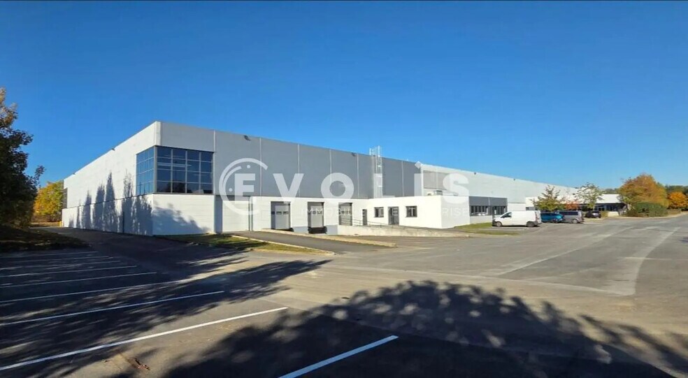205 Rue De La Motte, Lieusaint à louer - Photo du bâtiment - Image 2 de 5