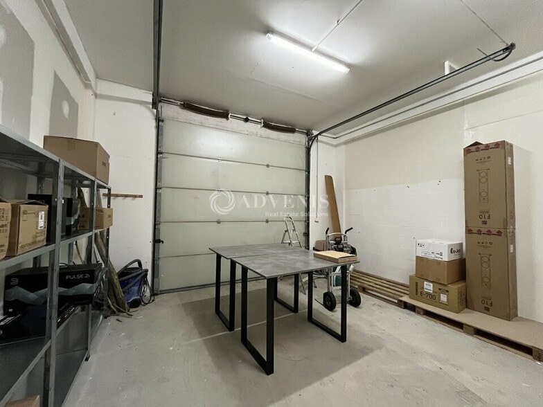 Flex in Rambouillet for lease - Interior Photo - Image 3 of 5
