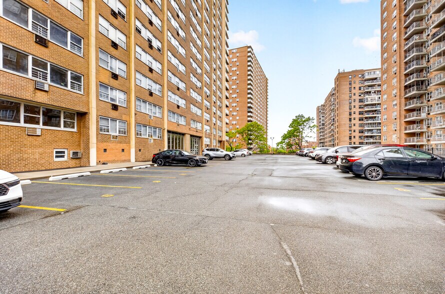 4370 Kissena Blvd, Flushing, NY à louer - Photo du bâtiment - Image 3 de 3