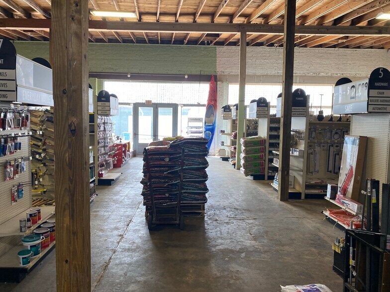 103 N Main St, Mount Gilead, NC à vendre - Photo intérieure - Image 2 de 7