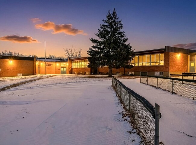 Plus de détails pour 1100 Currie Cres, Moose Jaw, SK - Bureau à vendre