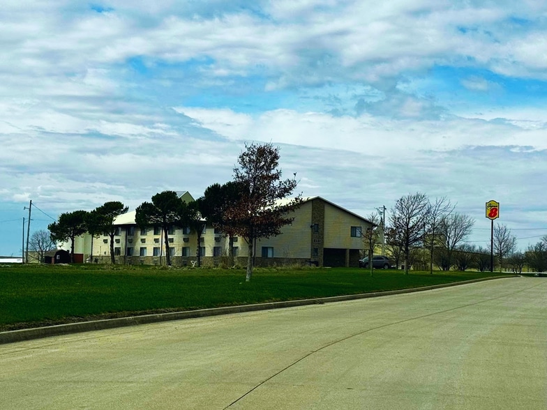 207 W Gallup Rd, Jefferson, IA for sale - Building Photo - Image 2 of 5