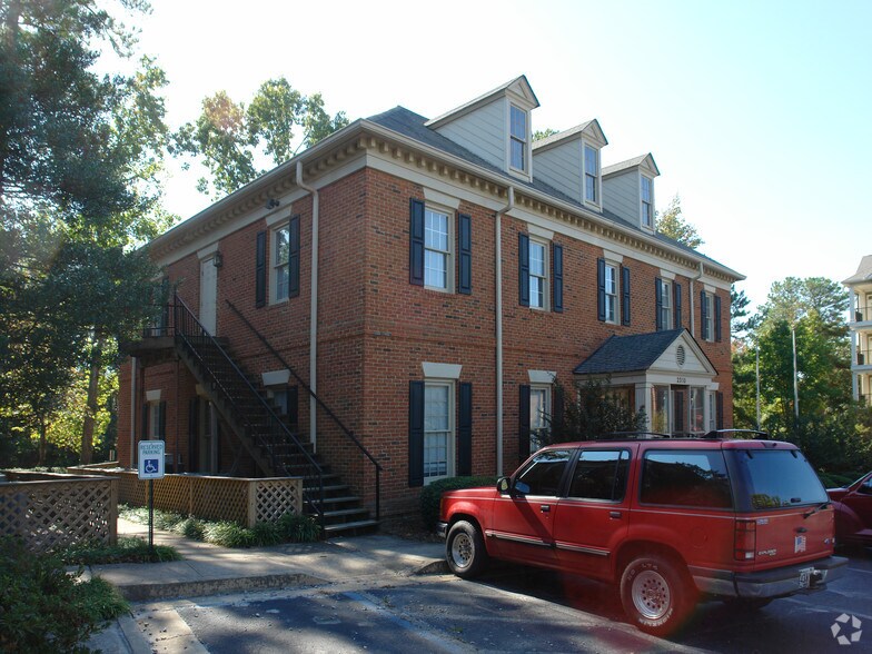 2310 Peachford Rd, Atlanta, GA à louer - Photo du bâtiment - Image 3 de 13