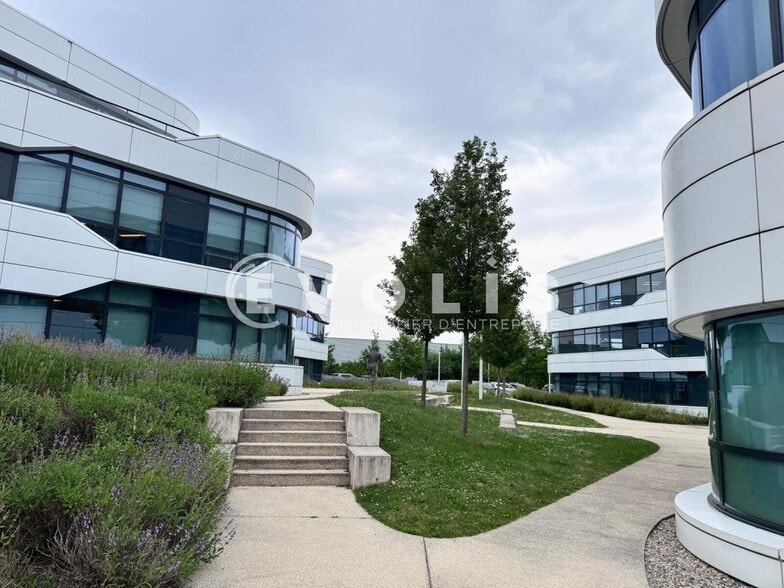 Office in CHAMPAGNE-AU-MONT-D'OR for lease - Building Photo - Image 1 of 10