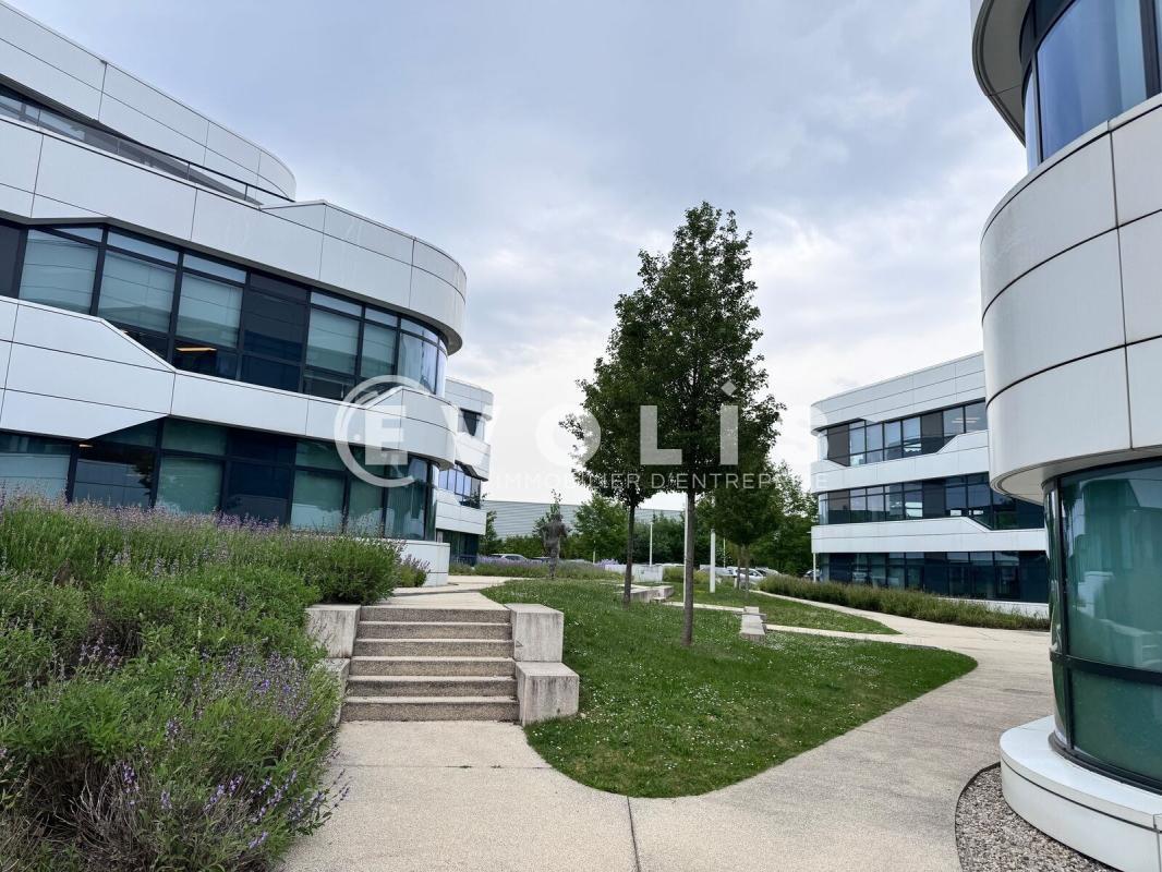 Office in CHAMPAGNE-AU-MONT-D'OR for lease Building Photo- Image 1 of 11