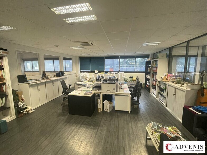 Flex in Mérignac for lease - Interior Photo - Image 2 of 12