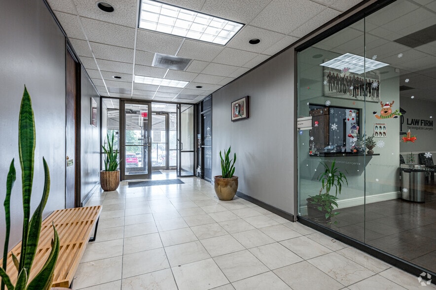 1140 Empire Central Dr, Dallas, TX for lease - Interior Photo - Image 3 of 12