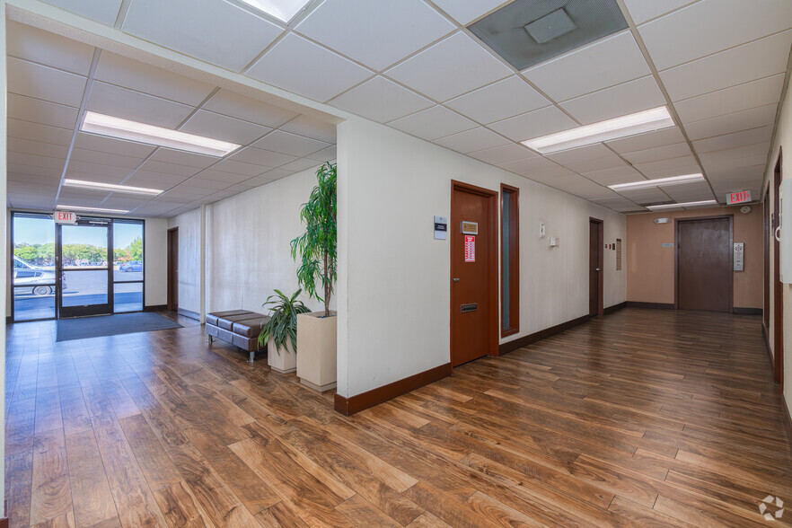 7501 Hospital Dr, Sacramento, CA for sale - Interior Photo - Image 3 of 34