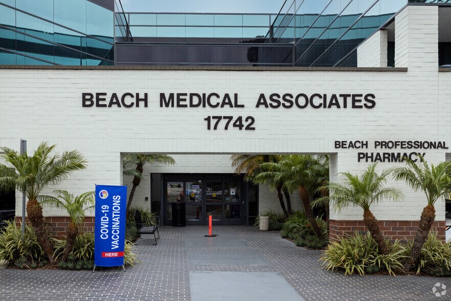 17742 Beach Blvd, Huntington Beach, CA for lease - Building Photo - Image 3 of 8