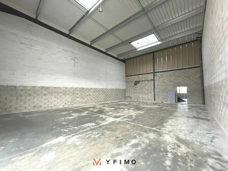 Flex in Flins-sur-Seine for lease - Interior Photo - Image 2 of 9