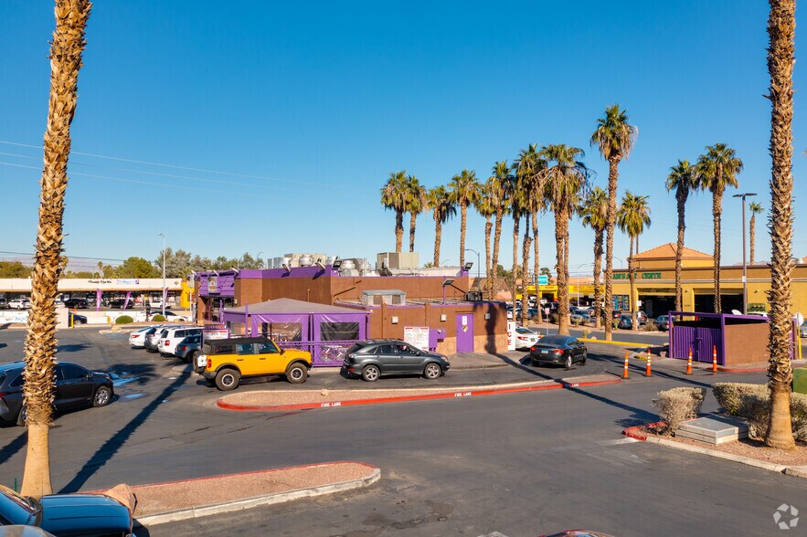 1720-1868 E Charleston Blvd, Las Vegas, NV à louer - Photo du bâtiment - Image 2 de 3