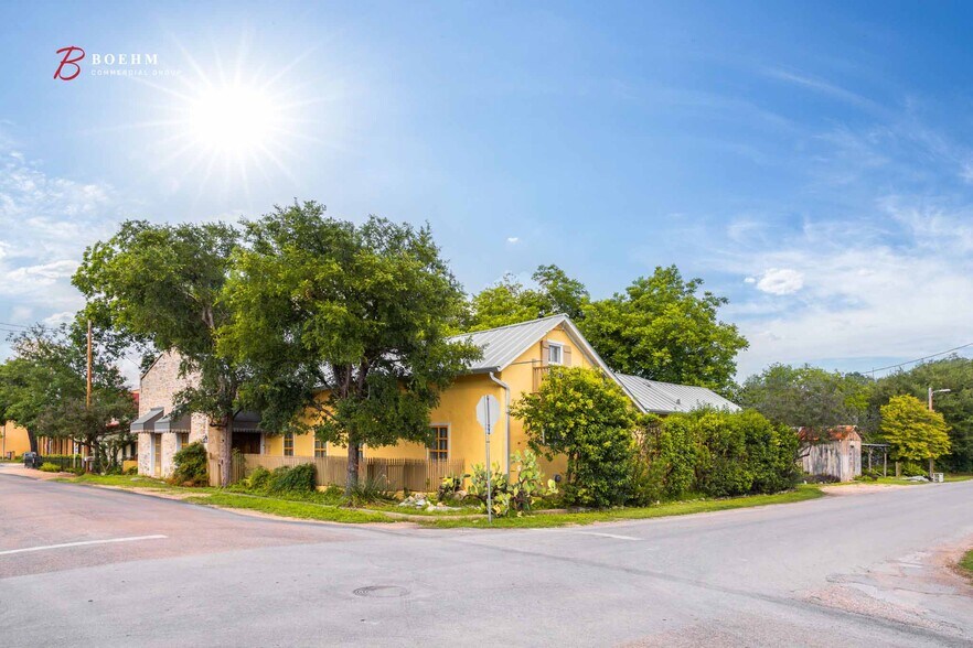 514 Paris St, Castroville, TX à vendre - Photo du bâtiment - Image 2 de 18