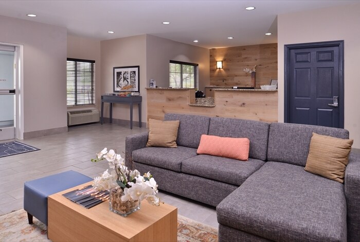 2210 Abbott Dr, Carter Lake, IA à vendre - Photo intérieure - Image 3 de 25