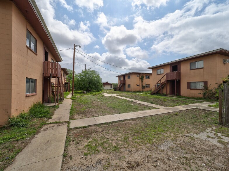 628 W Mesquite Ave, Kingsville, TX for sale - Primary Photo - Image 1 of 10