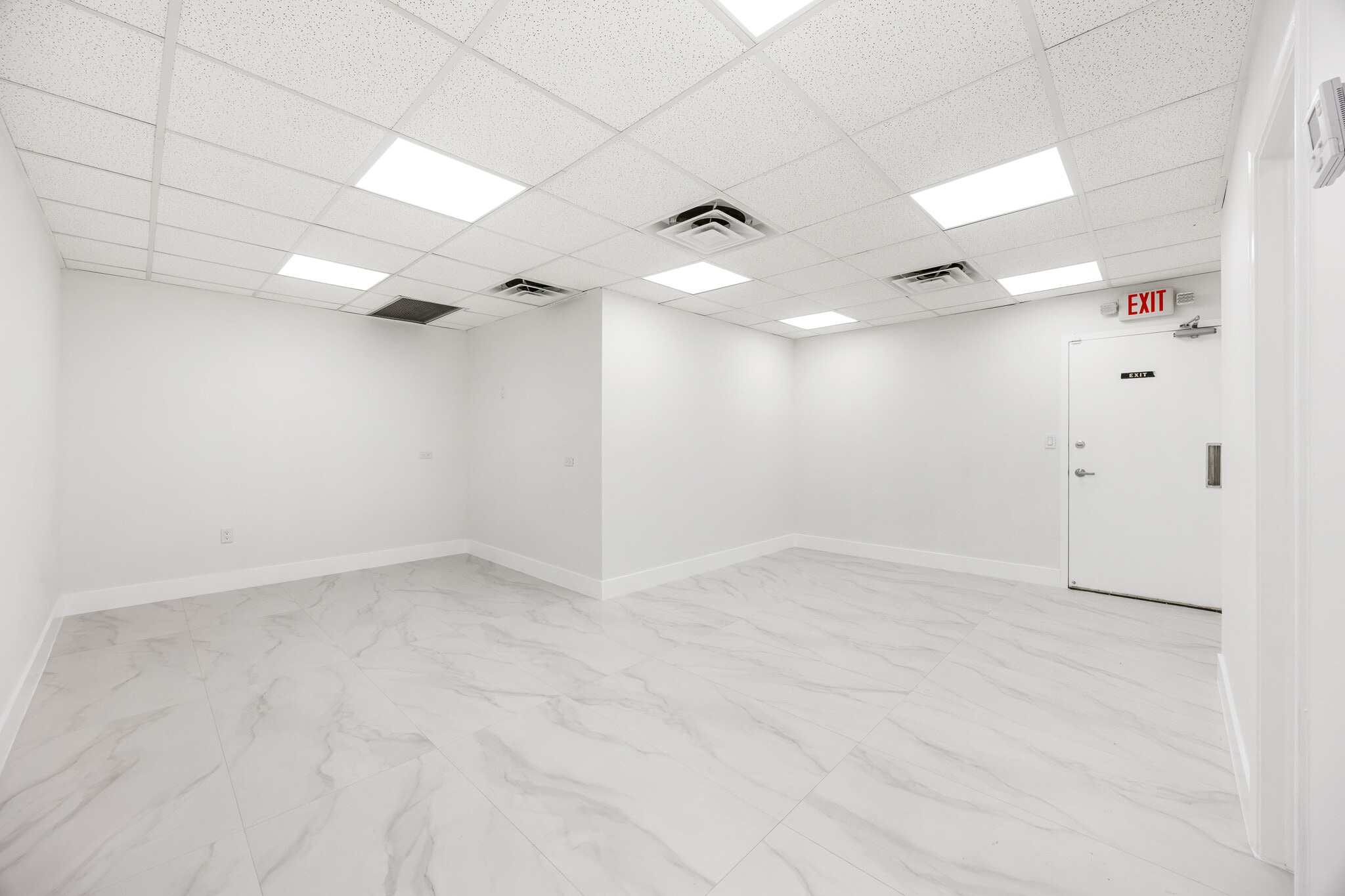 150 NW 70th Ave, Plantation, FL à louer Photo intérieure- Image 1 de 12