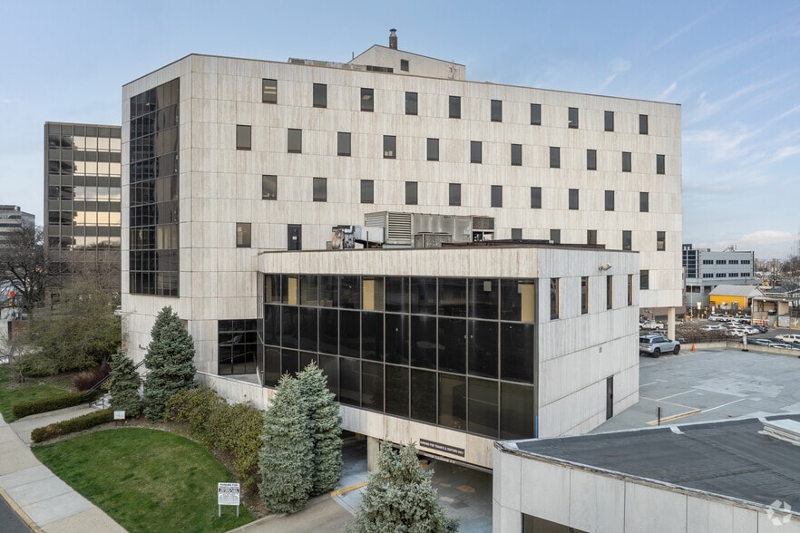 2050 Center Ave, Fort Lee, NJ à louer - Photo du bâtiment - Image 1 de 6