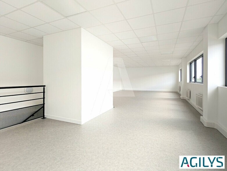 24 Avenue Paul Maintenant, Corbeil-Essonnes for lease - Interior Photo - Image 2 of 12
