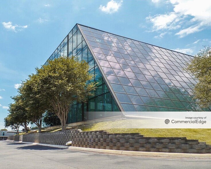 84 NE Loop 410, San Antonio, TX à louer - Photo du bâtiment - Image 3 de 21