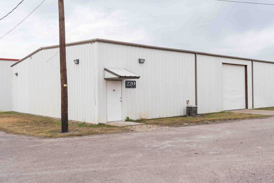 220 Ken Dr, Sherman, TX for lease - Building Photo - Image 1 of 9