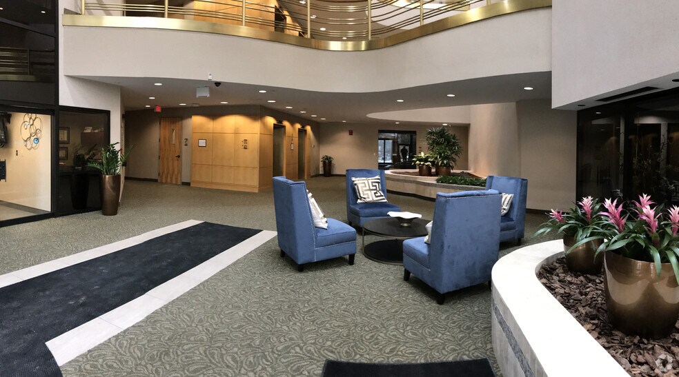 250 Old Wilson Bridge Rd, Worthington, OH à louer - Hall d’entrée - Image 2 de 8