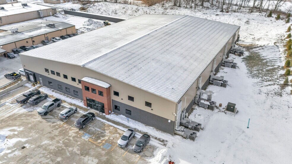 310 Park Dr, Chardon, OH à vendre - Photo du bâtiment - Image 2 de 26