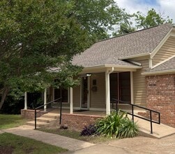 902 W Pearl St, Granbury, TX à louer Photo du bâtiment- Image 2 de 14