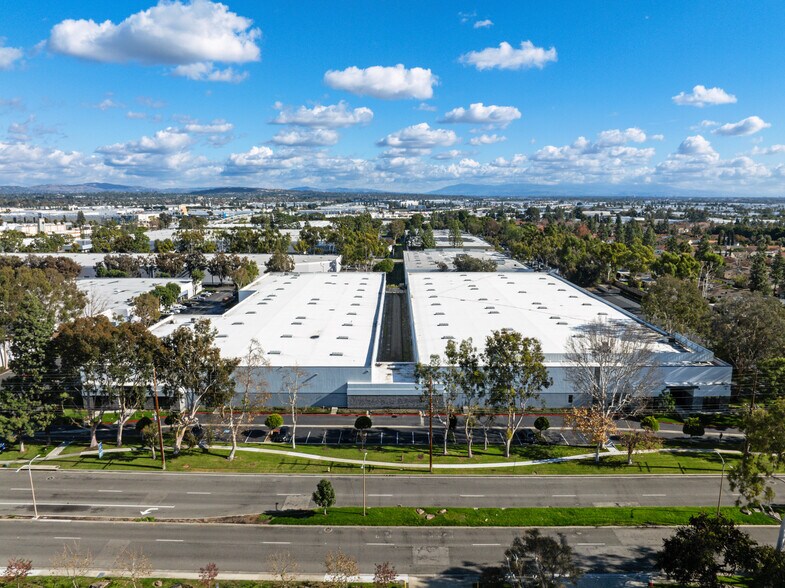 16200-16220 Carmenita Rd, Cerritos, CA à louer - Photo du bâtiment - Image 1 de 4