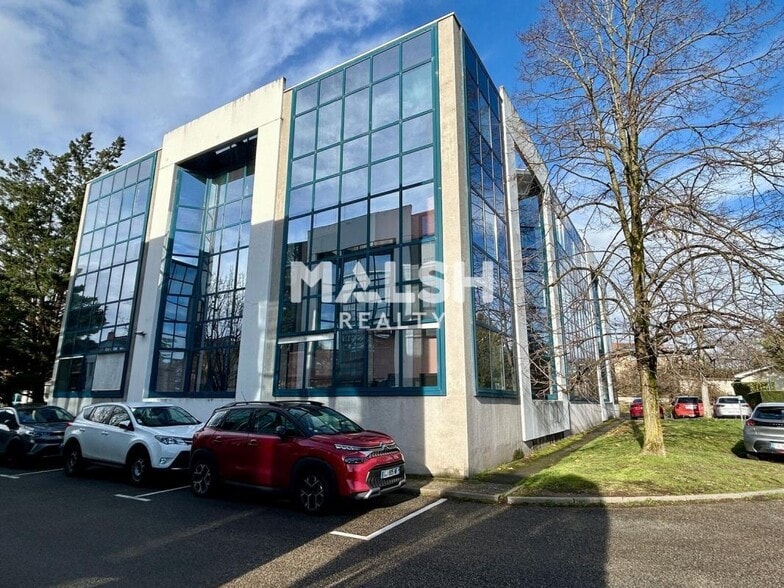 Office in Saint-Genis-Laval for lease - Building Photo - Image 2 of 12