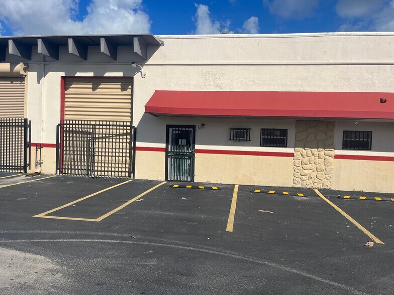 13740 NW 19th Ave, Opa Locka, FL à louer - Photo du bâtiment - Image 3 de 26